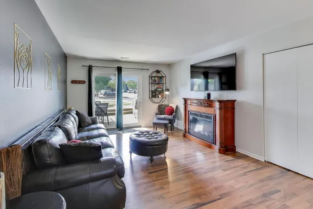 $220,000 | 1424 Stonebridge Circle, Unit L4, Wheaton, IL 60189