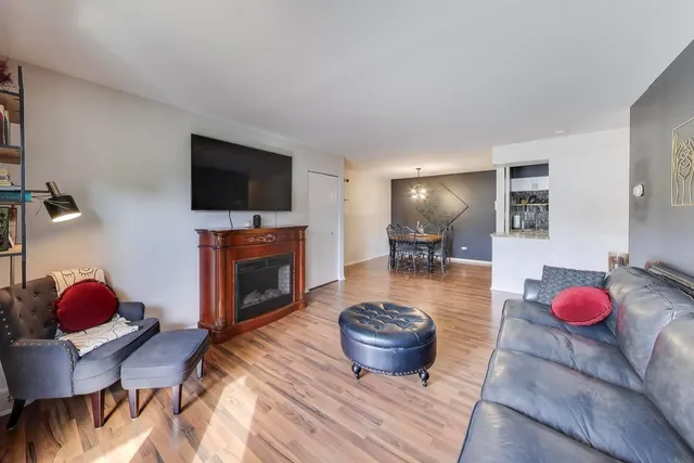 $220,000 | 1424 Stonebridge Circle, Unit L4, Wheaton, IL 60189