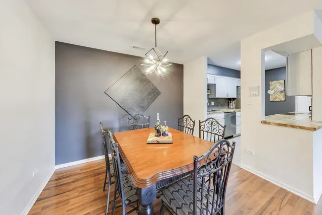 $220,000 | 1424 Stonebridge Circle, Unit L4, Wheaton, IL 60189