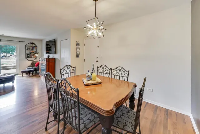 $220,000 | 1424 Stonebridge Circle, Unit L4, Wheaton, IL 60189