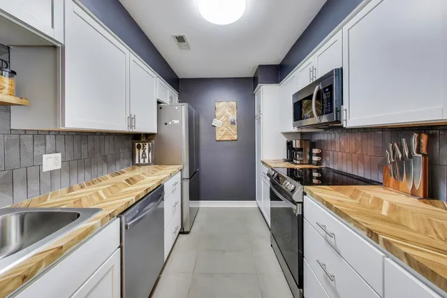 $220,000 | 1424 Stonebridge Circle, Unit L4, Wheaton, IL 60189