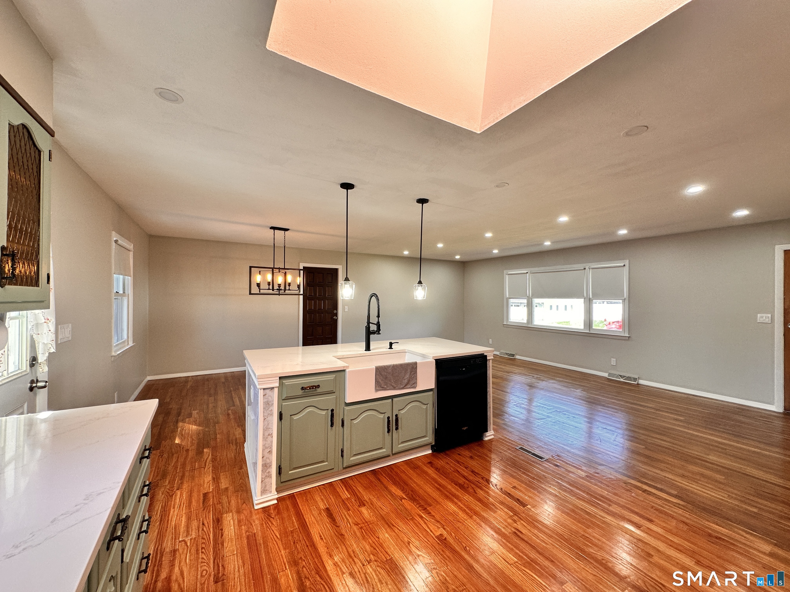 23 Robin Road West Haven, CT 06516 - Photo 4 of 27