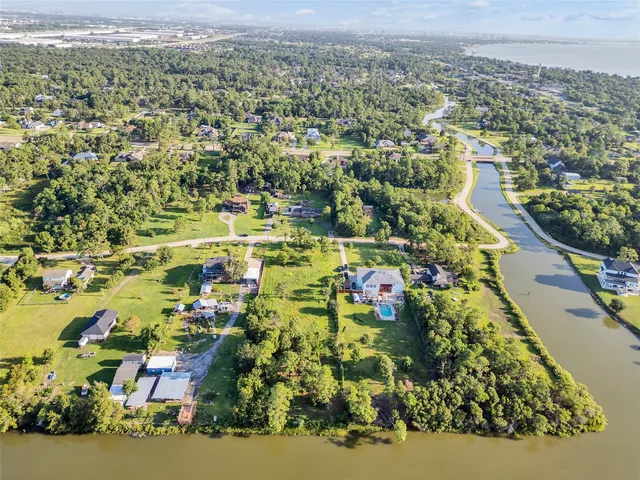 $162,000 | 1005 South Country Club Drive, Shoreacres, TX 77571