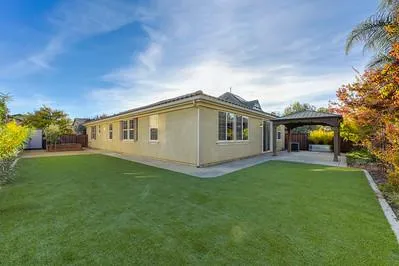 a view of a back yard