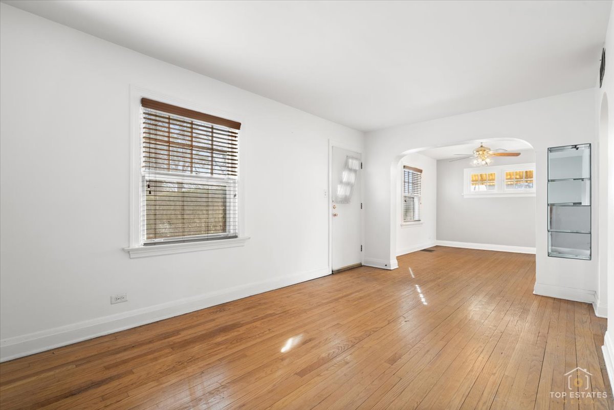 304 East Camp McDonald Road Prospect Heights, IL 60070 - Photo 5 of 31