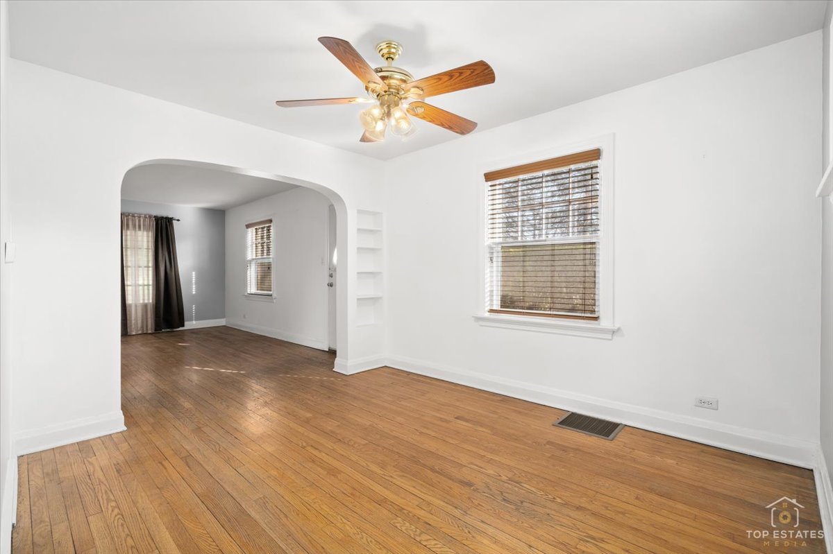 304 East Camp McDonald Road Prospect Heights, IL 60070 - Photo 8 of 31