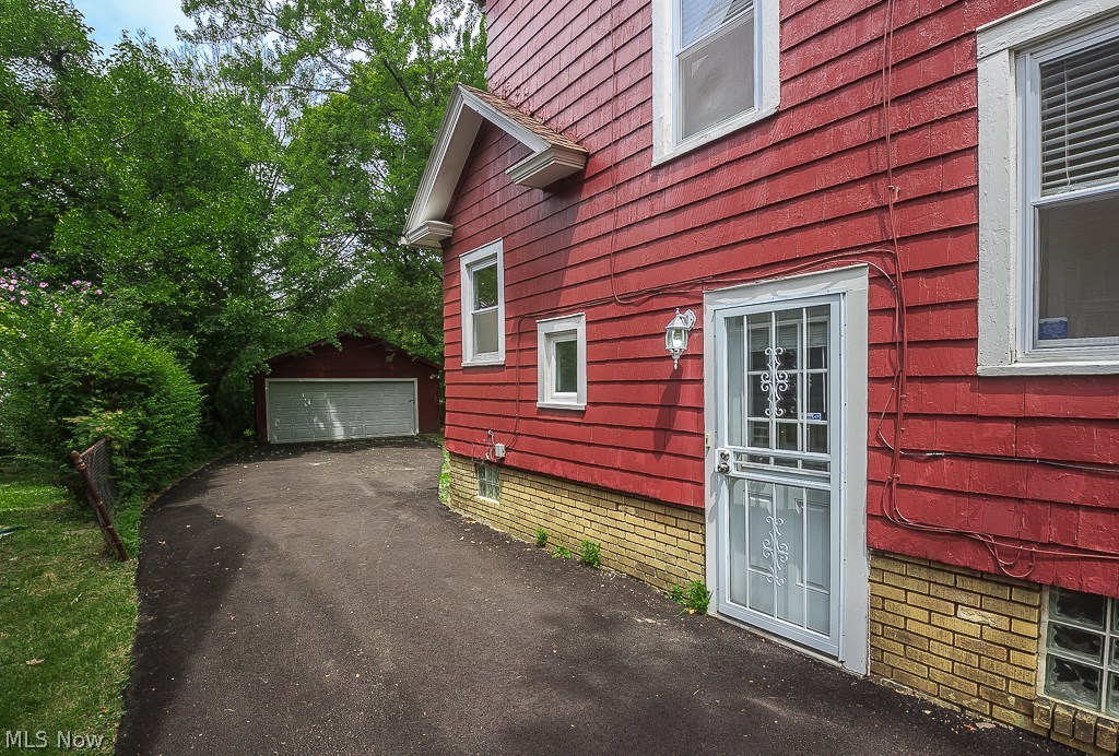 998 Roanoke Road Cleveland Heights, OH 44121 - Photo 9 of 30 Gallery Image 9