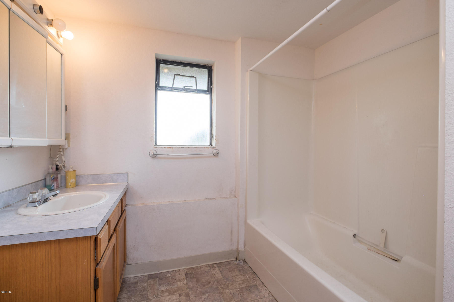 2324 Northwest Inlet Avenue Lincoln City, OR 97367 - Photo 11 of 41 Lower unit main bath