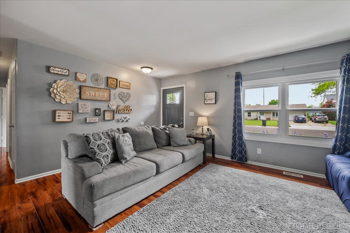 87 Saugatuck Road Montgomery, IL 60538 - Photo 4 of 27 a living room with furniture and window