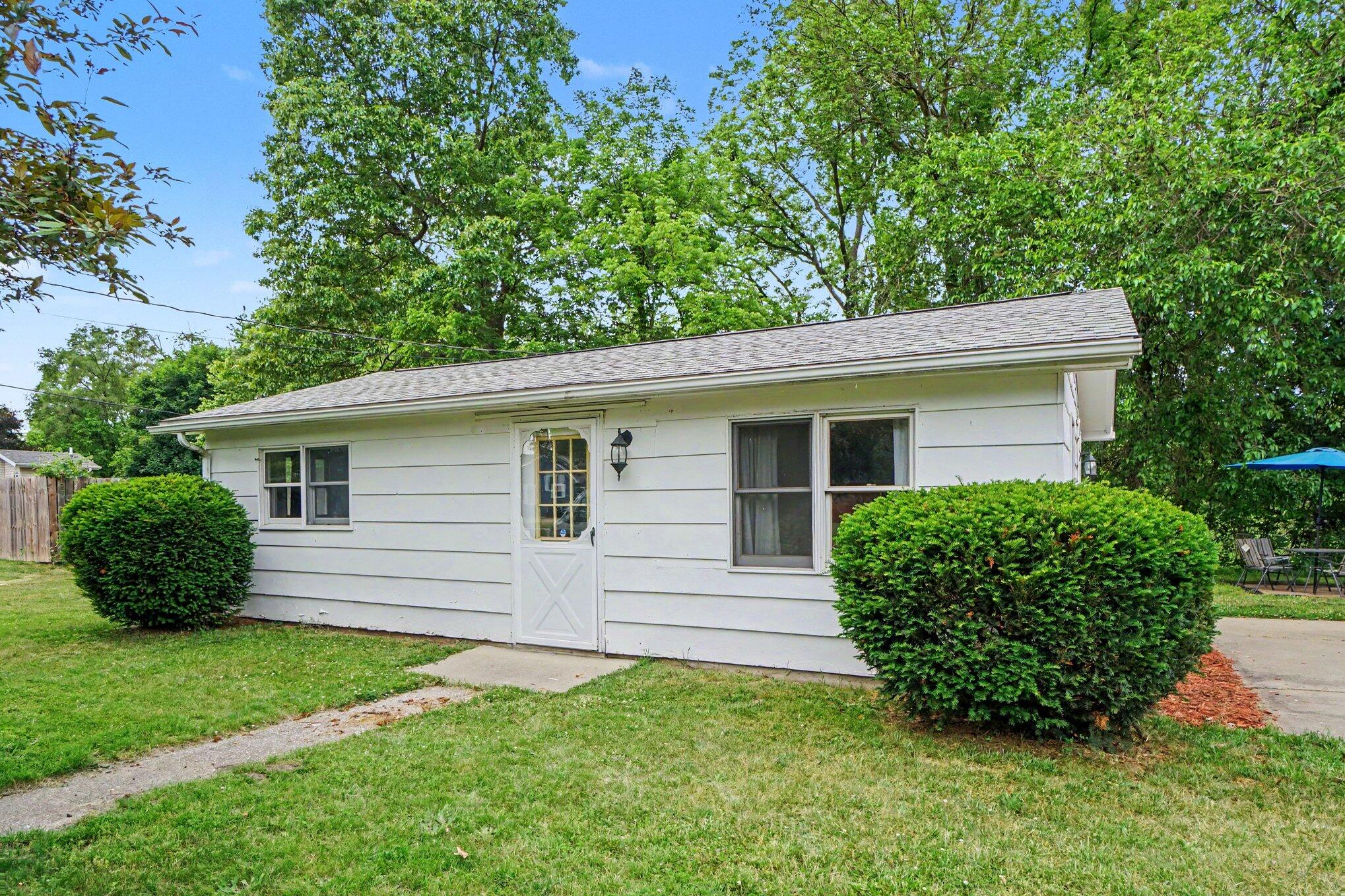 430 11th Avenue Three Rivers, MI 49093 - Photo 3 of 20 file_1051