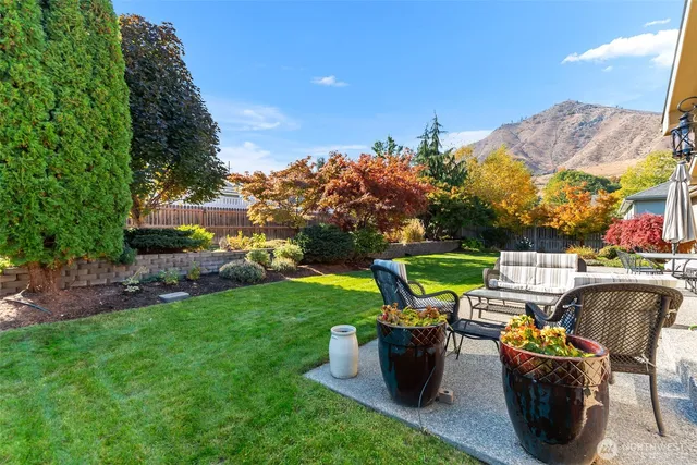 a view of a sitting area with furniture and garden
