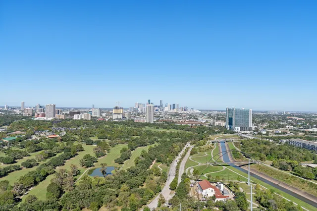 a sign that is sitting on the side of a road