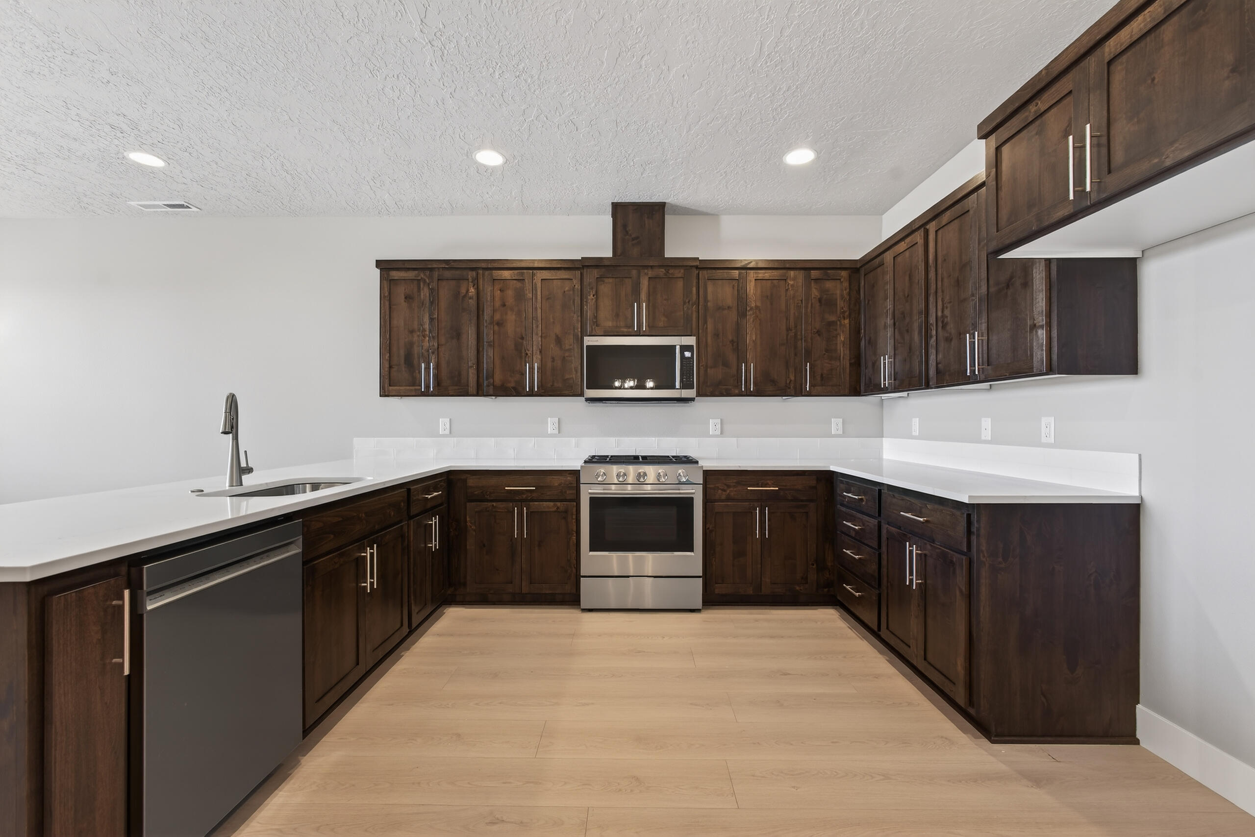4076 Southwest 39th Street, Unit LOT 31 Redmond, OR 97756 - Photo 11 of 36 kitchen