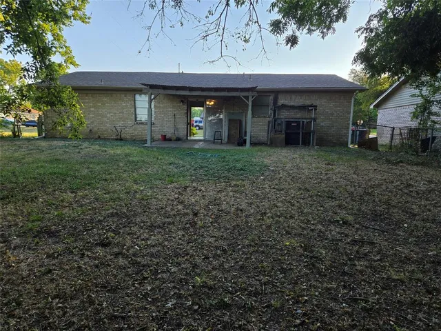 a view of a house with backyard and garden