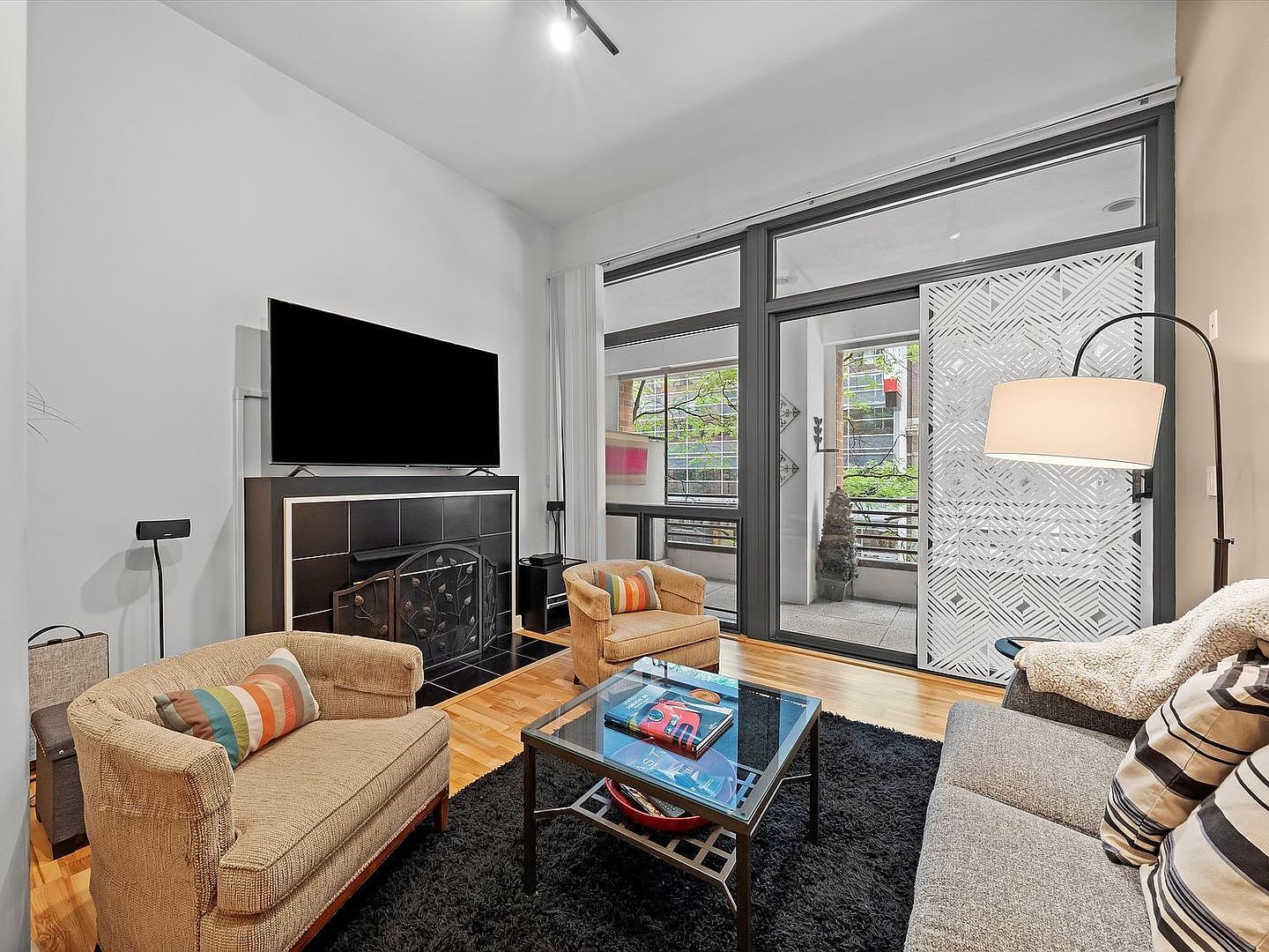 211 East Ohio Street, Unit 307 Chicago, IL 60611 - Photo 7 of 24