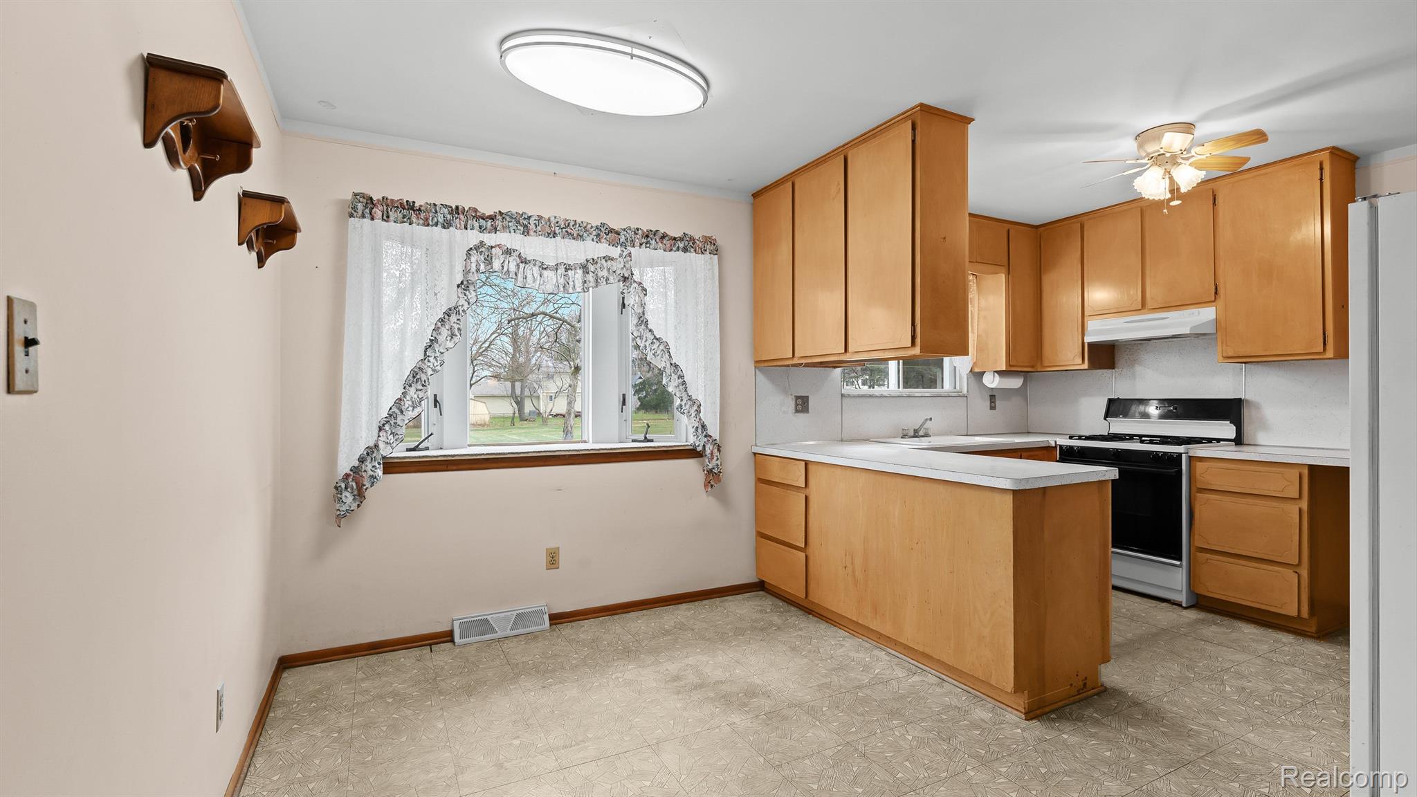 3024 Potter Road Wixom, MI 48393 - Photo 8 of 28 Kitchen-Breakfast Nook