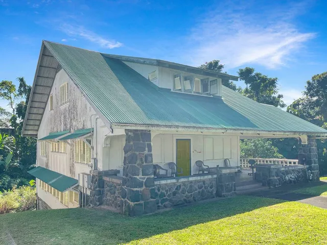 a view of a house with a backyard