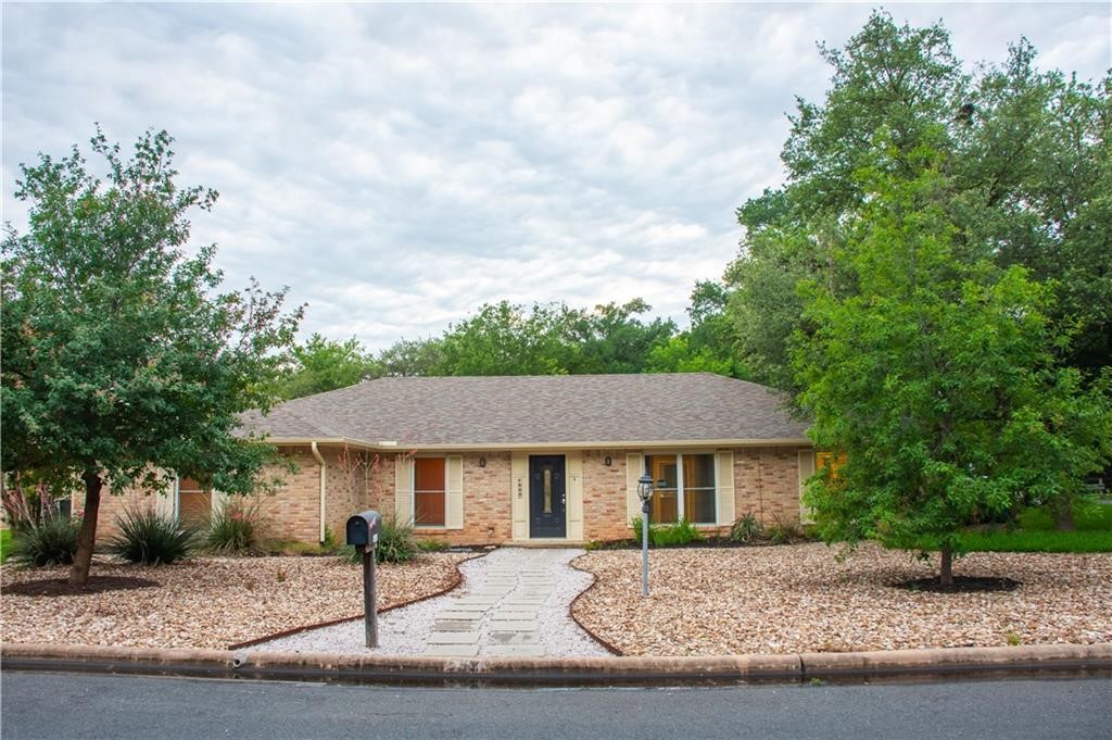 7000 Greenock Street Austin, TX 78749 - Photo 3 of 22 a front view of a house with a garden