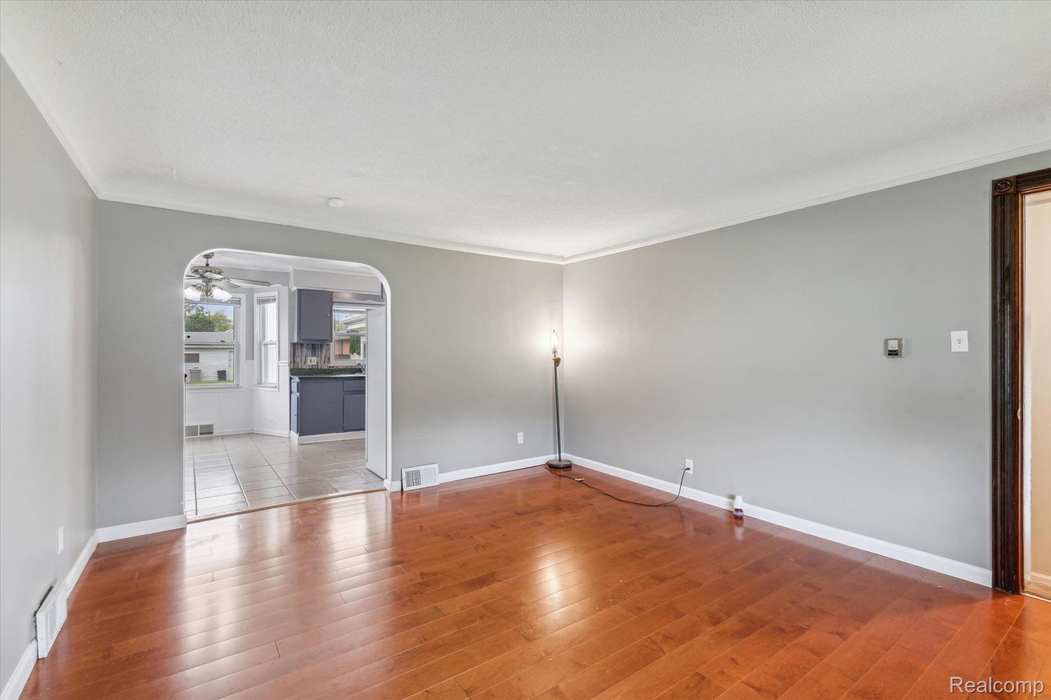15813 Allen Road Southgate, MI 48195 - Photo 4 of 35 Gorgeous updated living room