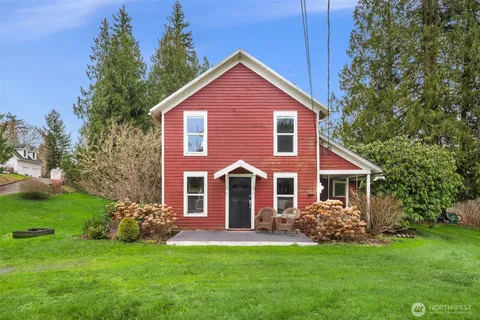 a view of front of a house with a yard