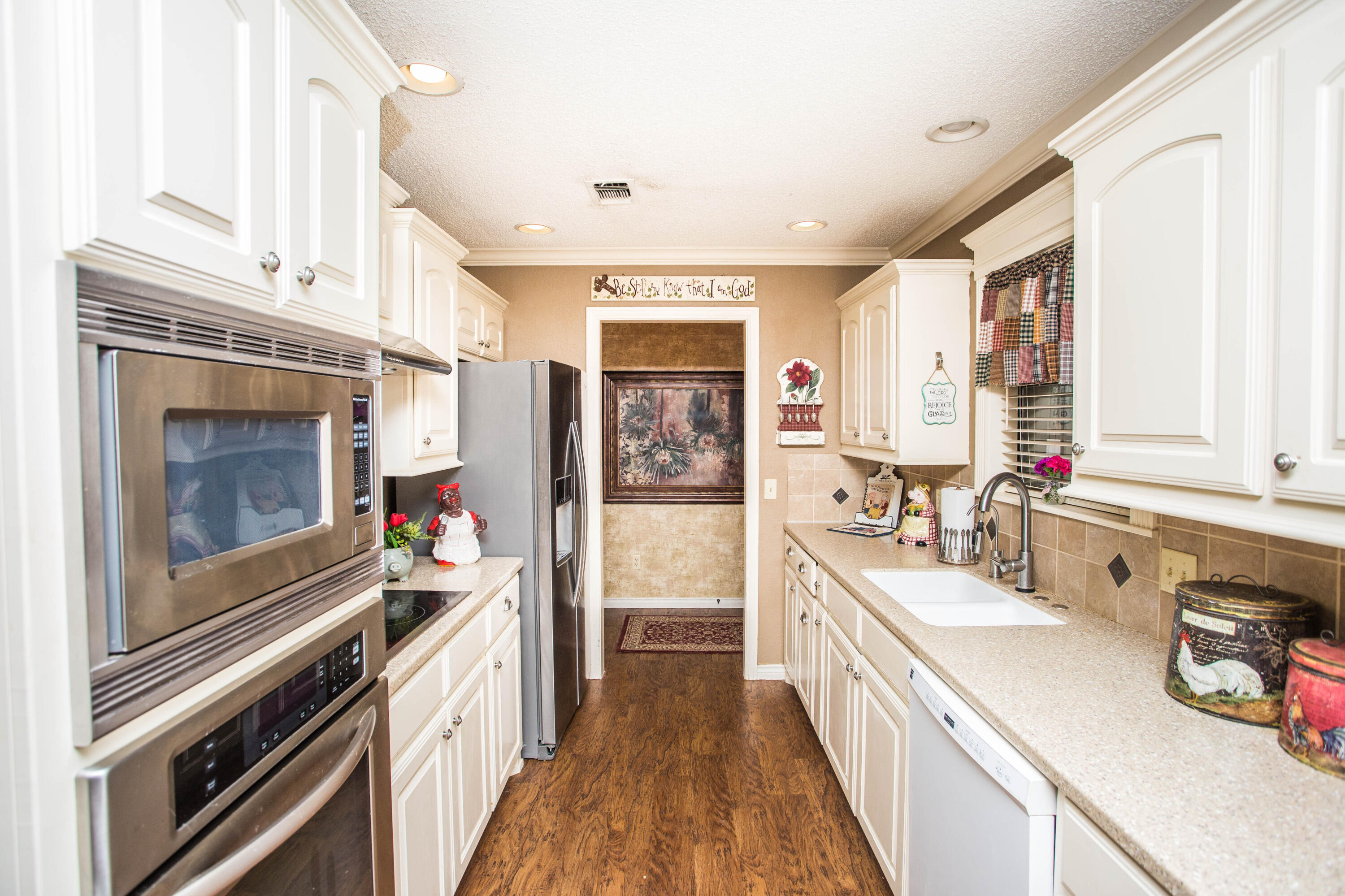 1304 Jefferson Drive Plainview, TX 79072 - Photo 7 of 50 a kitchen with stove a sink and refrigerator