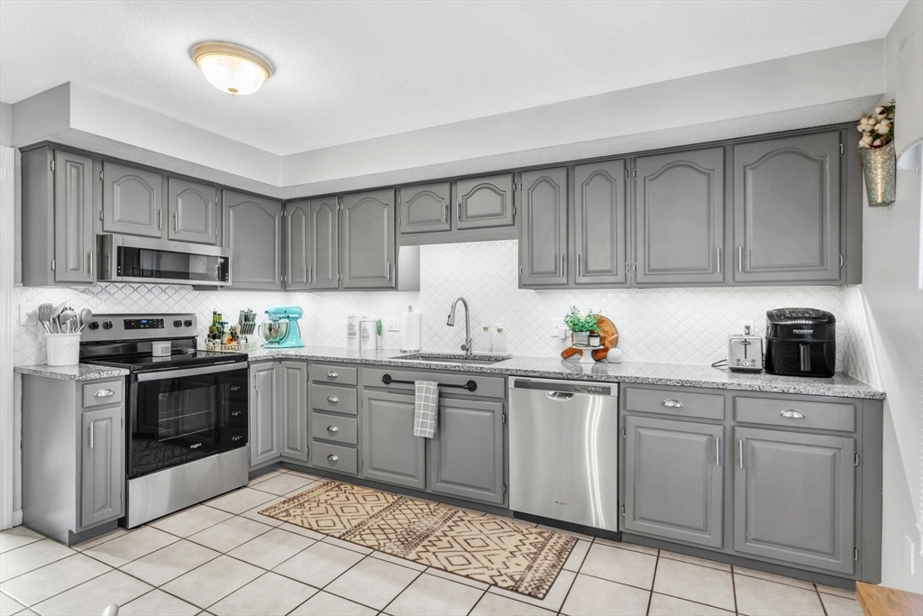 287 Fuller Road, Unit 287 Chicopee, MA 01020 - Photo 3 of 26 Gallery Image 3
