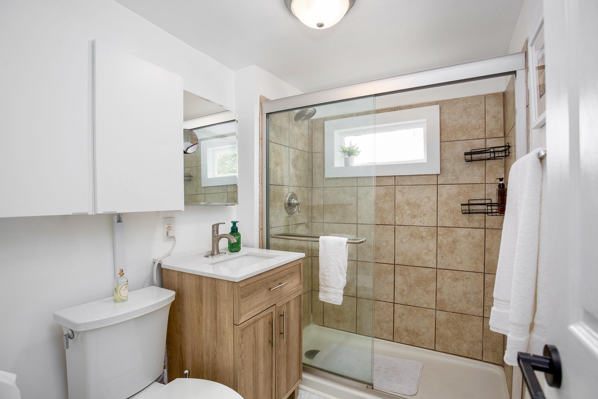 122 Congress Street, Unit A & B Charleston, SC 29403 - Photo 27 of 41 BATHUP 1
