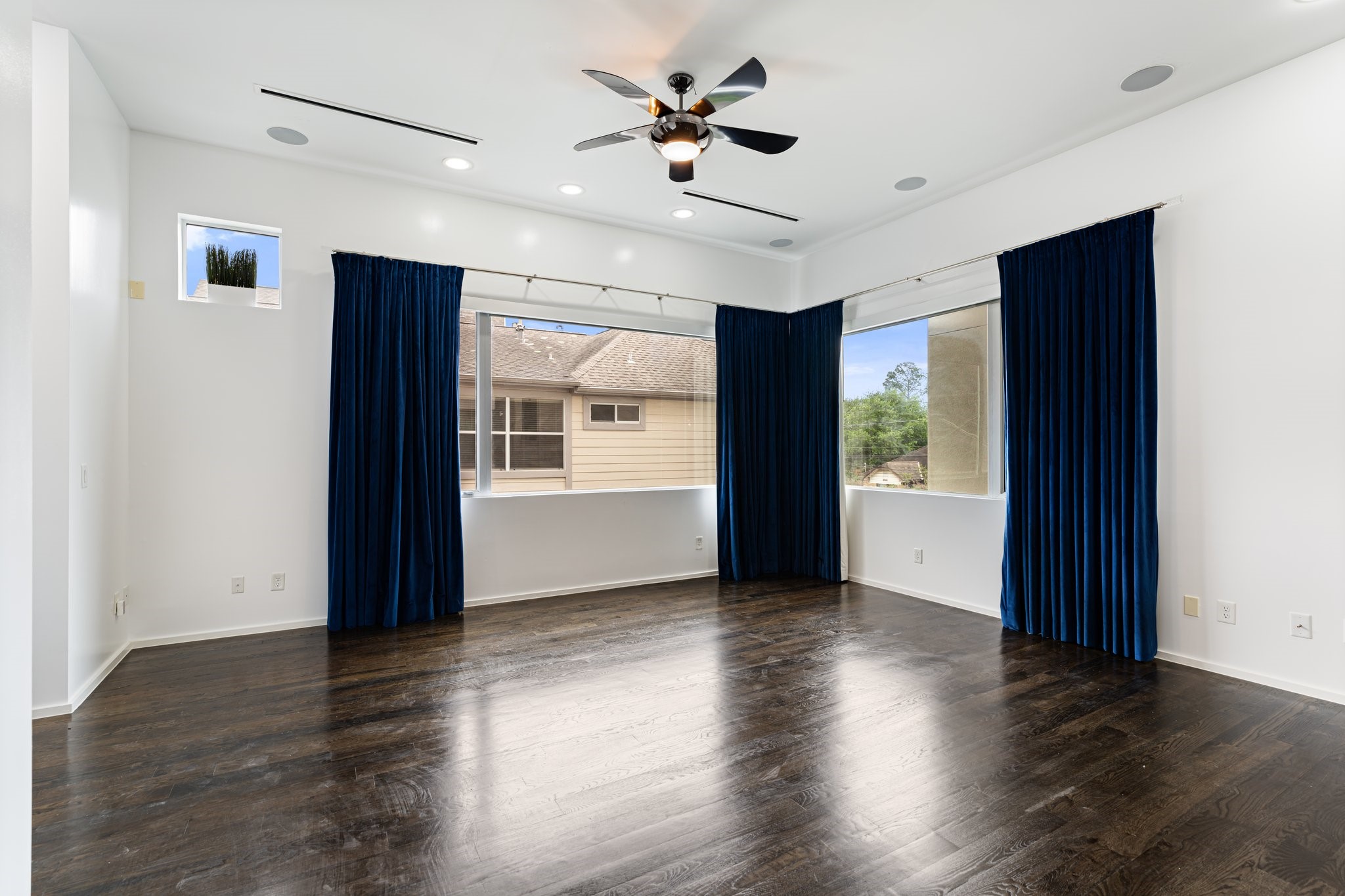 1728 Michigan Street, Unit B Houston, TX 77006 - Photo 3 of 24 The spacious living area gets lots of natural light.