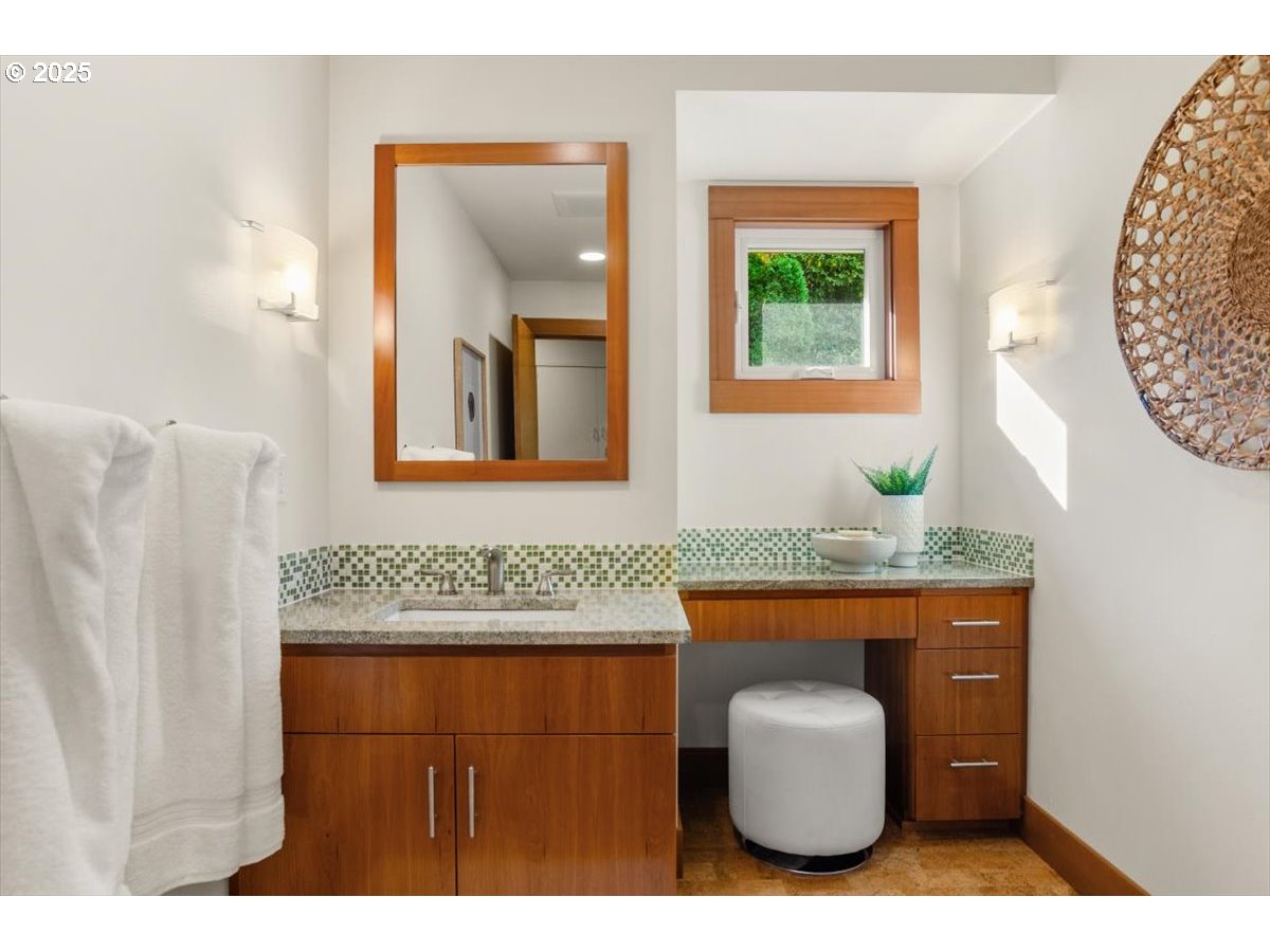 2628 Southwest Patton Court Portland, OR 97201 - Photo 25 of 36 Bathroom