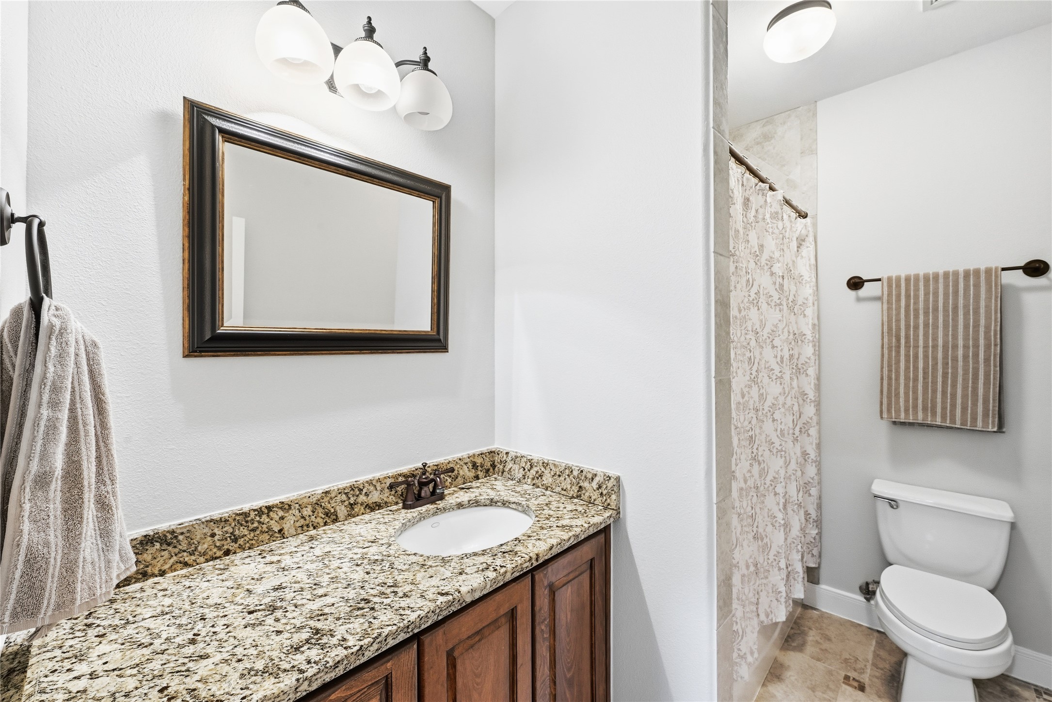 140 Winchester Road Bastrop, TX 78602 - Photo 24 of 36 Full bathroom shared with 2 bedrooms