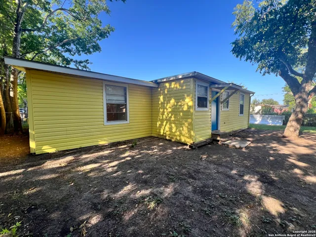 a view of a house with backyard