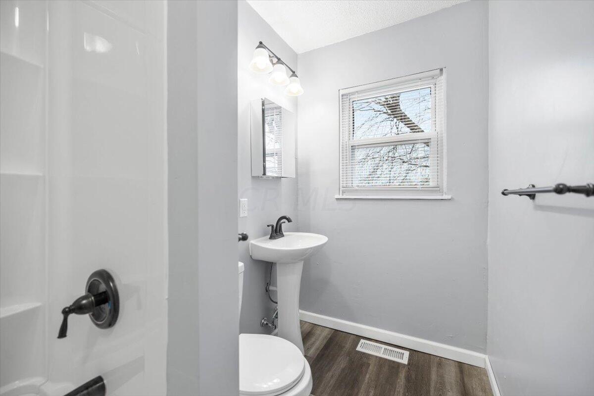 5226 Edgeview Road Columbus, OH 43207 - Photo 20 of 25 17-Bathroom-5226 Edgeview Rd -015