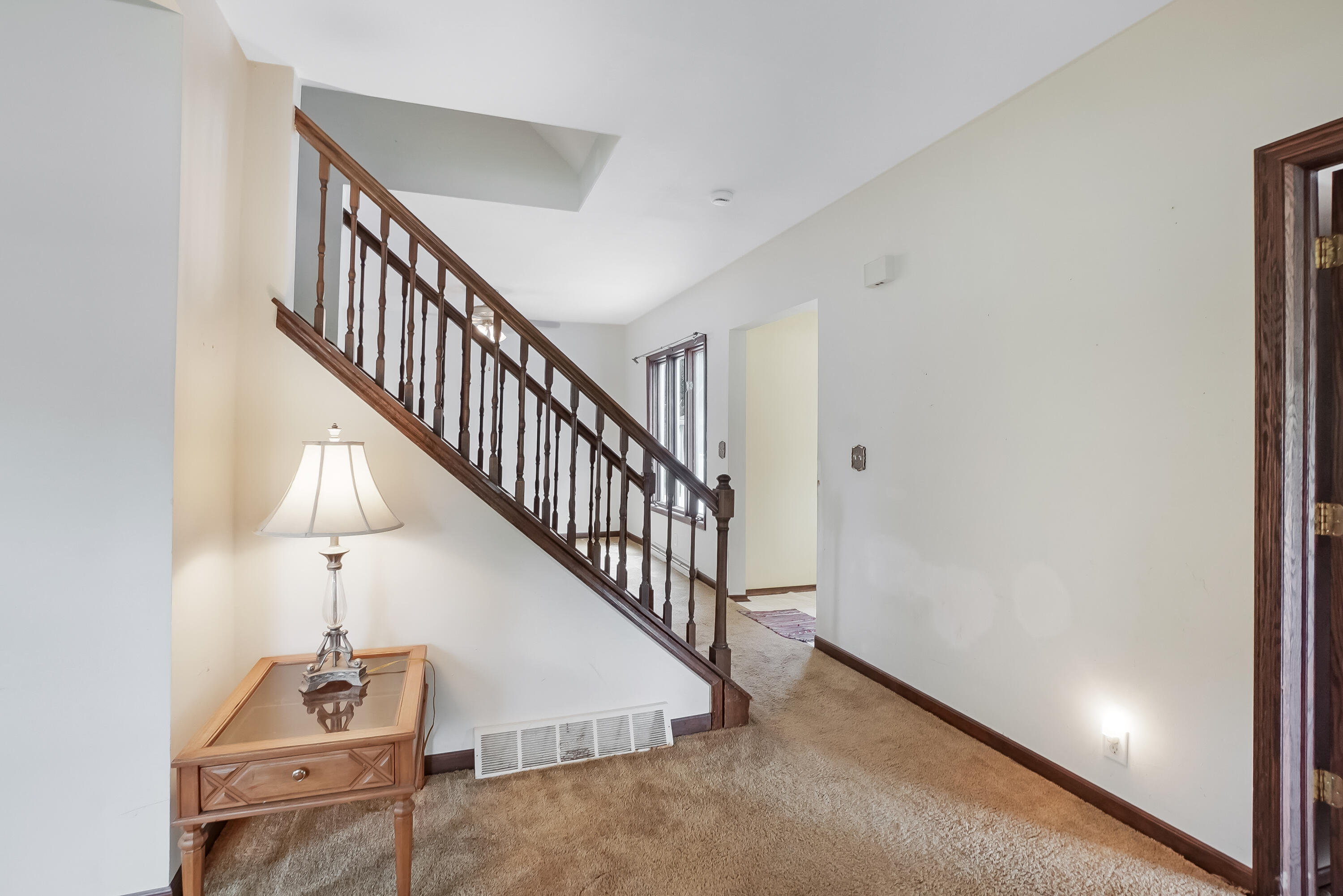 224 Plank Road Mukwonago, WI 53149 - Photo 13 of 30 Staircase