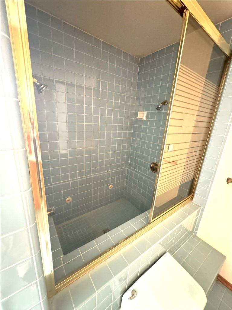 18720 Wingfoot Place Tehachapi, CA 93561 - Photo 14 of 26 a bathroom with a bathtub