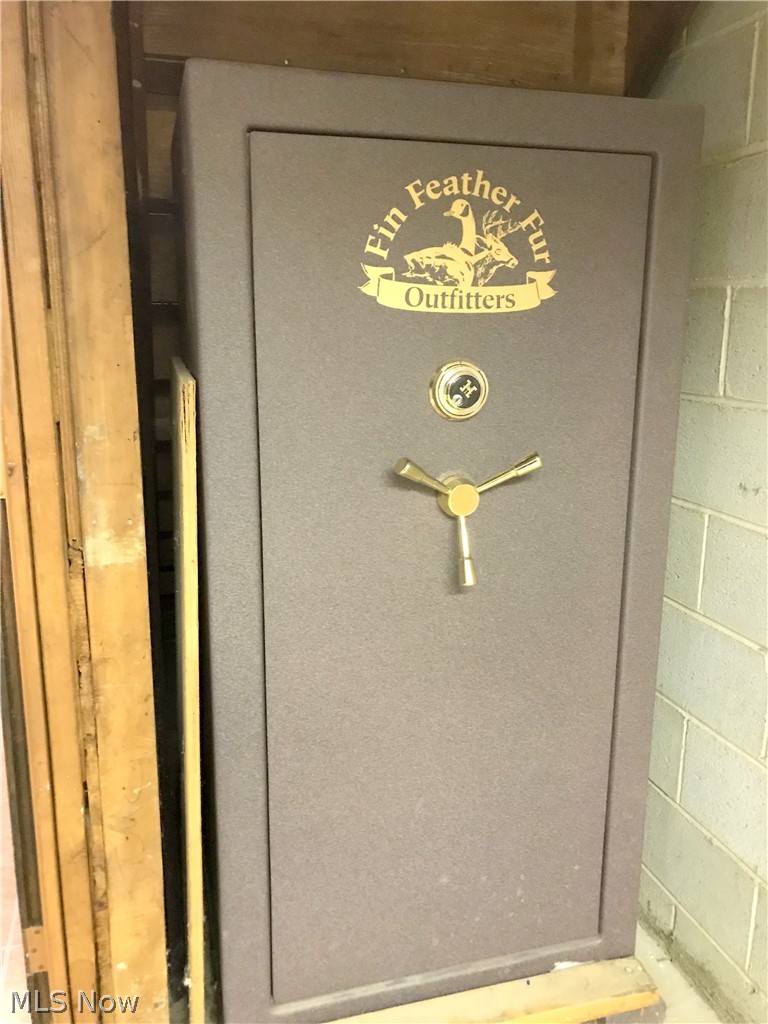 3626 Stoneleigh Road Cleveland, OH 44121 - Photo 32 of 35 Safe will stay. There are Keys and a combo
