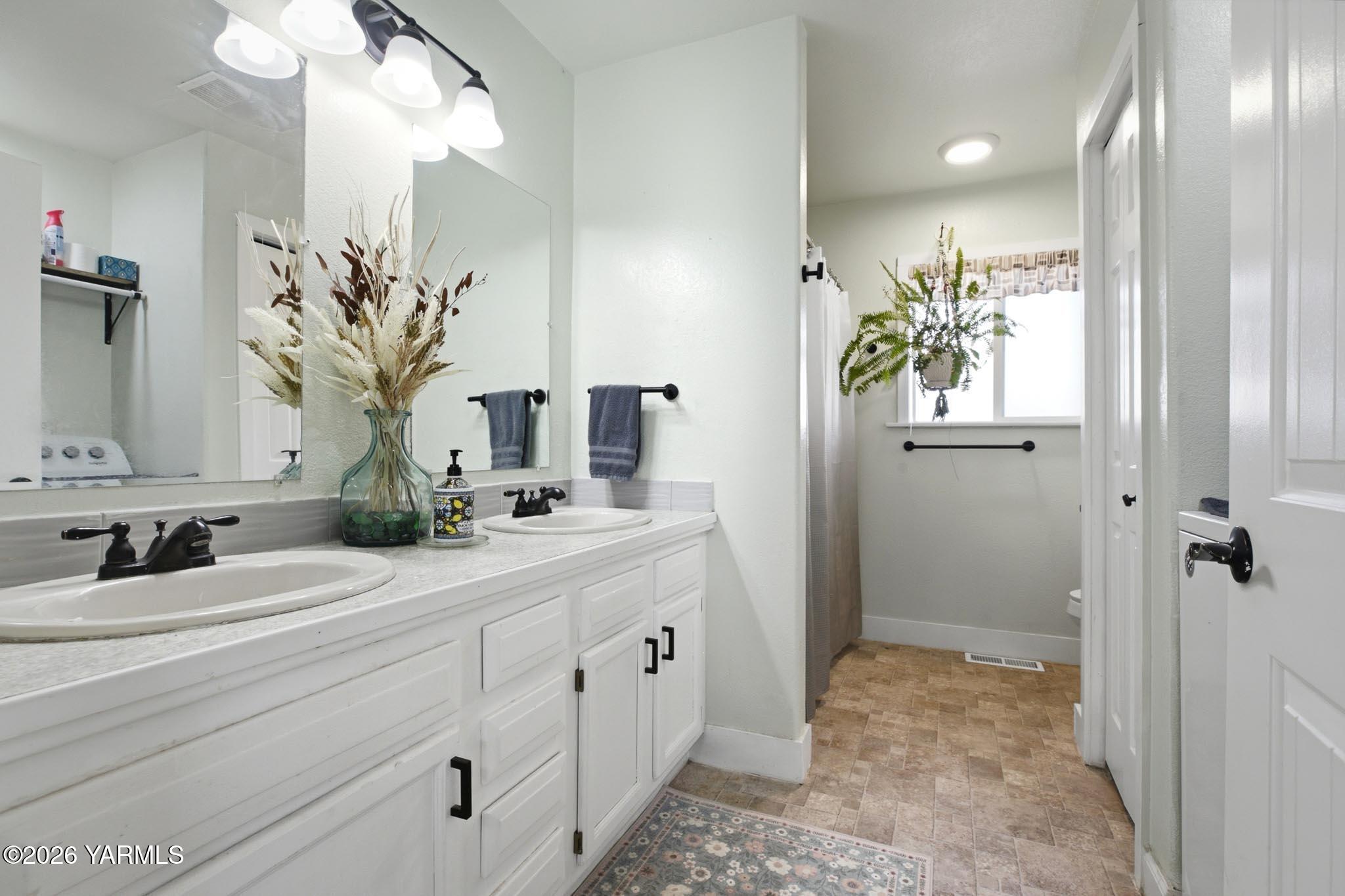 900 Slavin Road Yakima, WA 98903 - Photo 21 of 27 21 Main Level Bathroom
