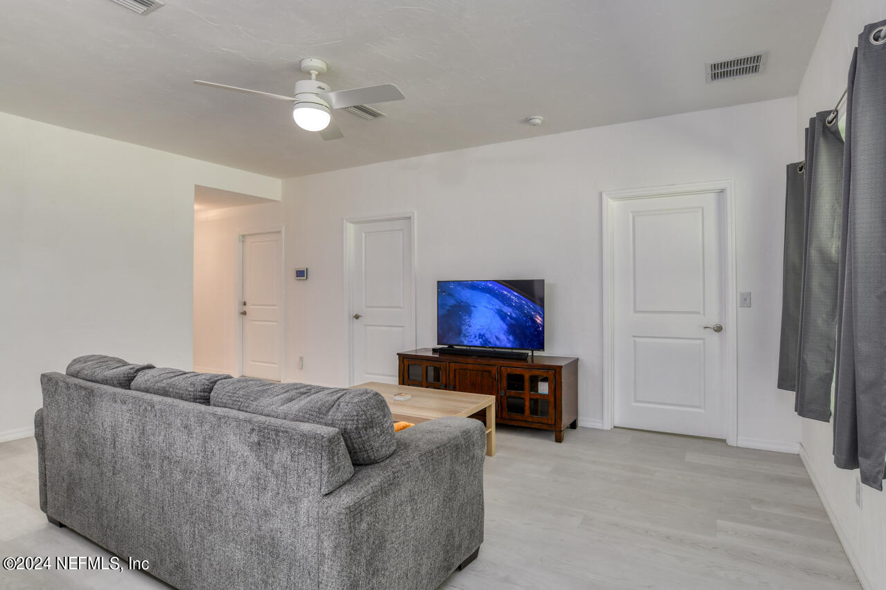 101 Killian Drive Hawthorne, FL 32640 - Photo 11 of 34 LIVING ROOM
