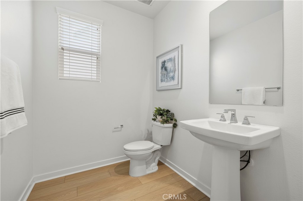 18135 Tableau Way Saugus, CA 91350 - Photo 20 of 43 Downstairs powder bath