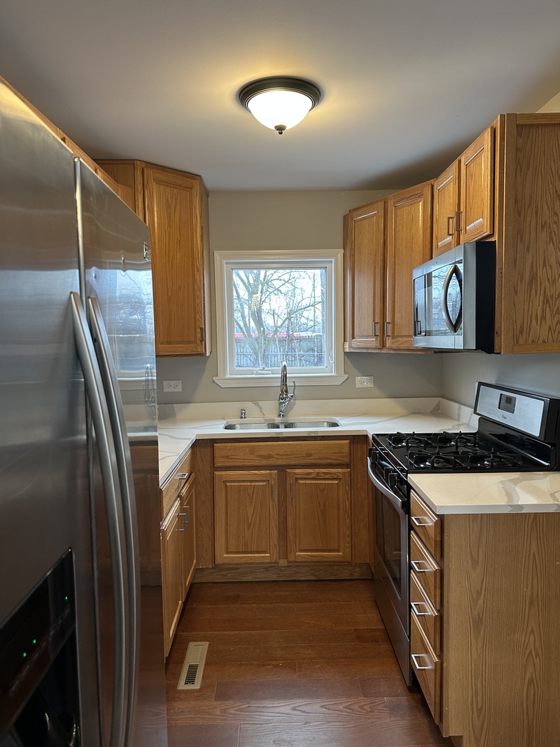 905 Tomahawk Trail Round Lake Heights, IL 60073 - Photo 6 of 15 a kitchen with stainless steel appliances granite countertop a sink stove and refrigerator
