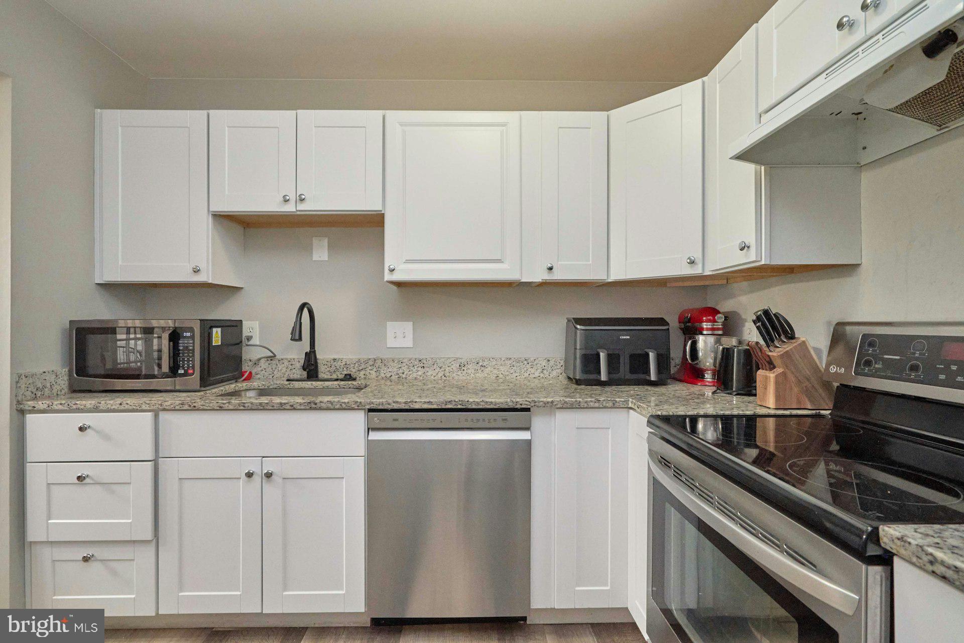2841 Chablis Circle Woodbridge, VA 22192 - Photo 13 of 29 Lovely kitchen with SS appliances