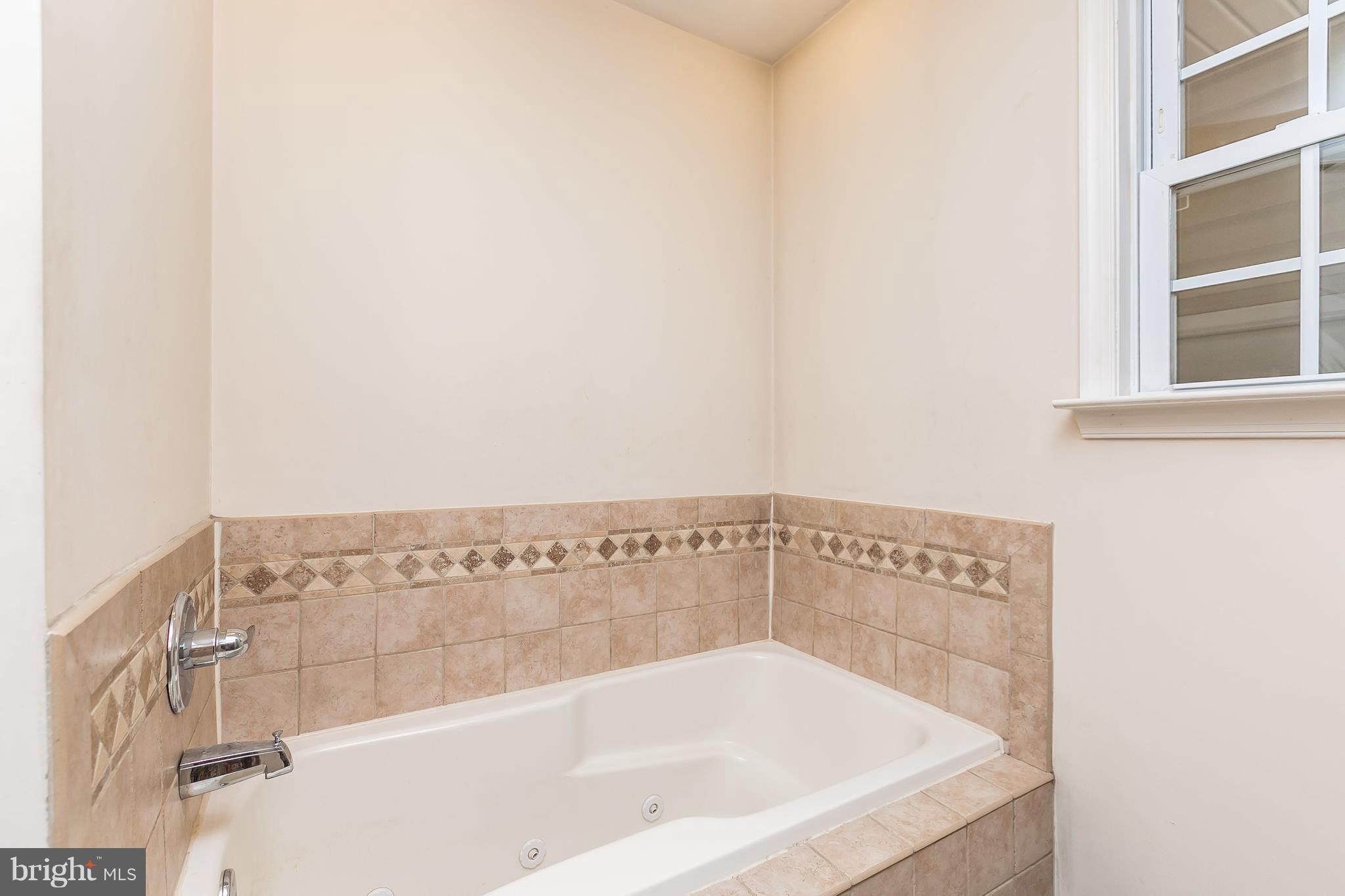1013 Beach Road Baltimore, MD 21221 - Photo 19 of 30 Jetted tub (Master Bath)