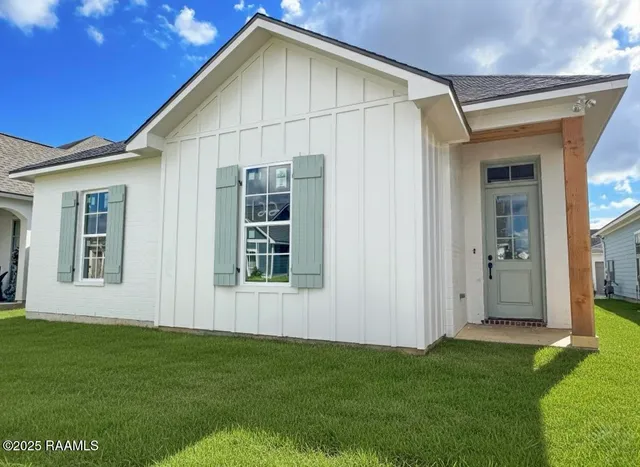 $339,900 | 122 Oak Village Drive, Scott, LA 70583