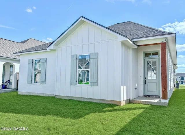 $339,900 | 122 Oak Village Drive, Scott, LA 70583