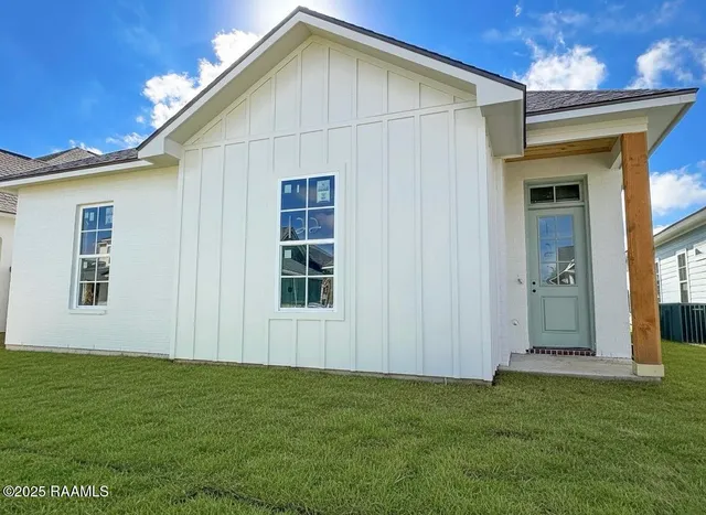 $339,900 | 122 Oak Village Drive, Scott, LA 70583