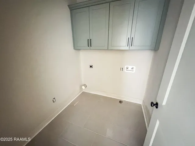 $339,900 | 122 Oak Village Drive, Scott, LA 70583