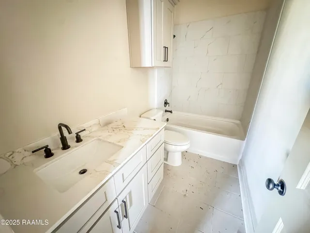 $339,900 | 122 Oak Village Drive, Scott, LA 70583