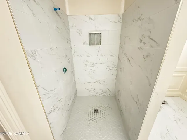 $339,900 | 122 Oak Village Drive, Scott, LA 70583