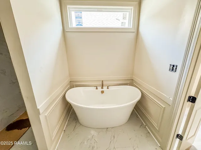 $339,900 | 122 Oak Village Drive, Scott, LA 70583