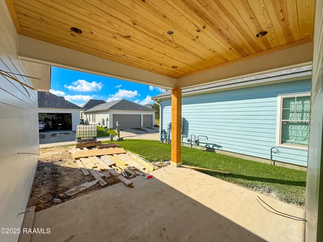 $339,900 | 122 Oak Village Drive, Scott, LA 70583