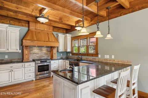 $1,500,000 | 514 Bluff View Road, New Tazewell, TN 37825